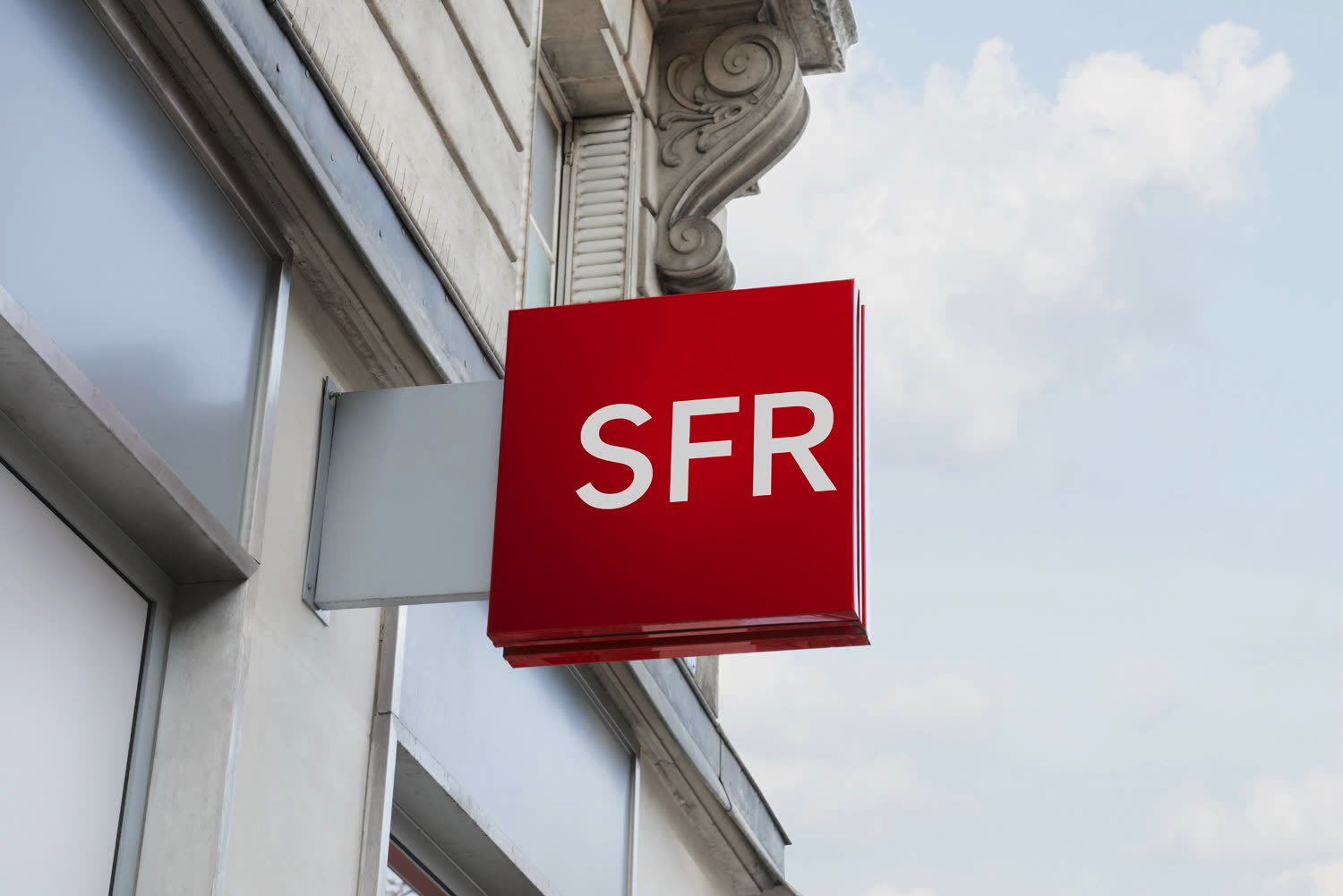 Altice Prévoit la Vente Potentielle de SFR pour Réduire sa Dette Colossale