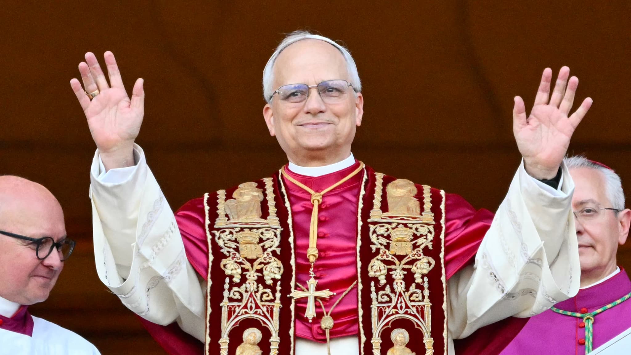 Le nouveau pape, Léon XIV, intrigue et suscite la curiosité des médias.