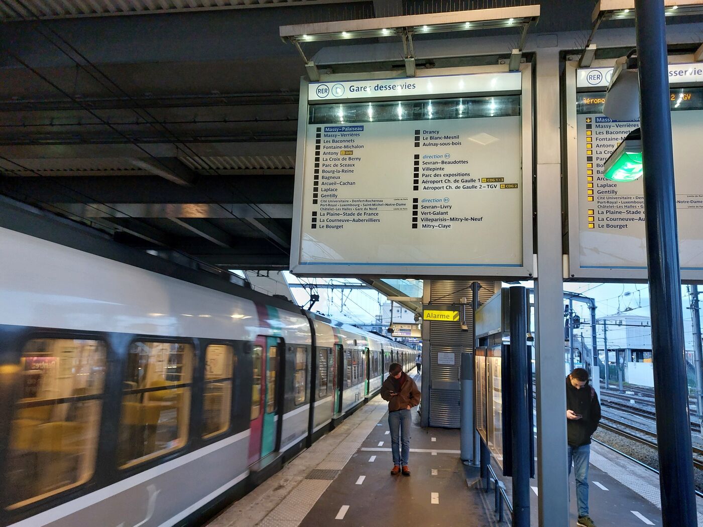 Un voleur algérien libéré après un vol à l’arraché sur une septuagénère en RER B
