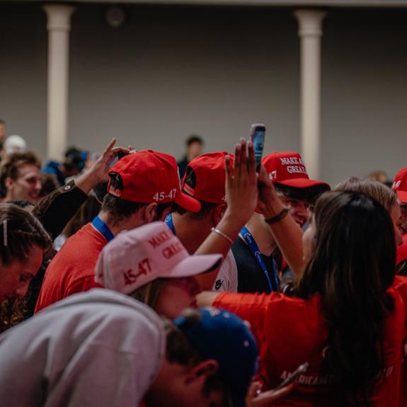 Charlie Kirk exige l’écrasement immédiat de l’État profond pour éviter la destruction du système américain