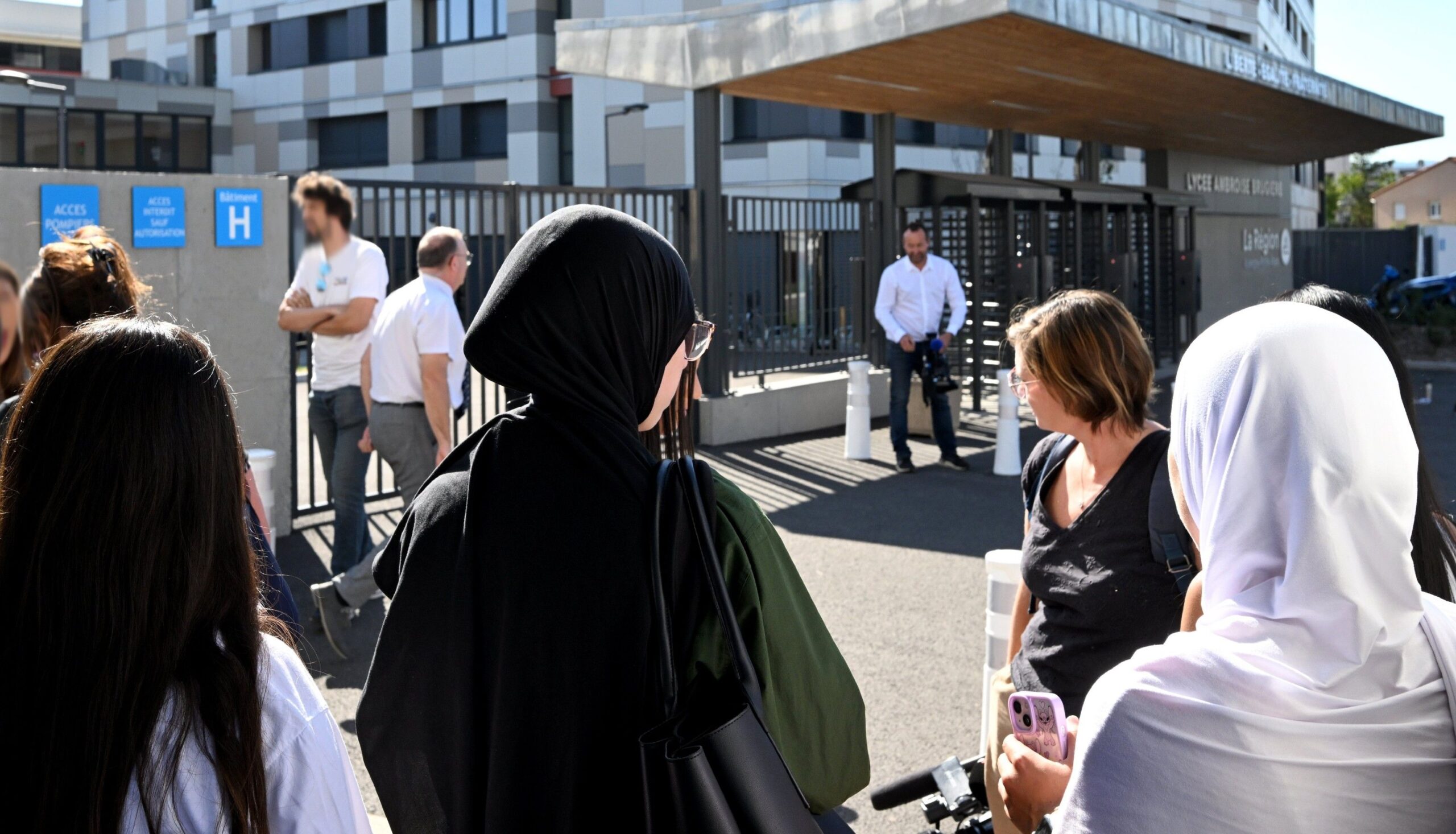 L’islamisation s’insinue en Suisse : une enseignante musulmane rejetée pour son voile