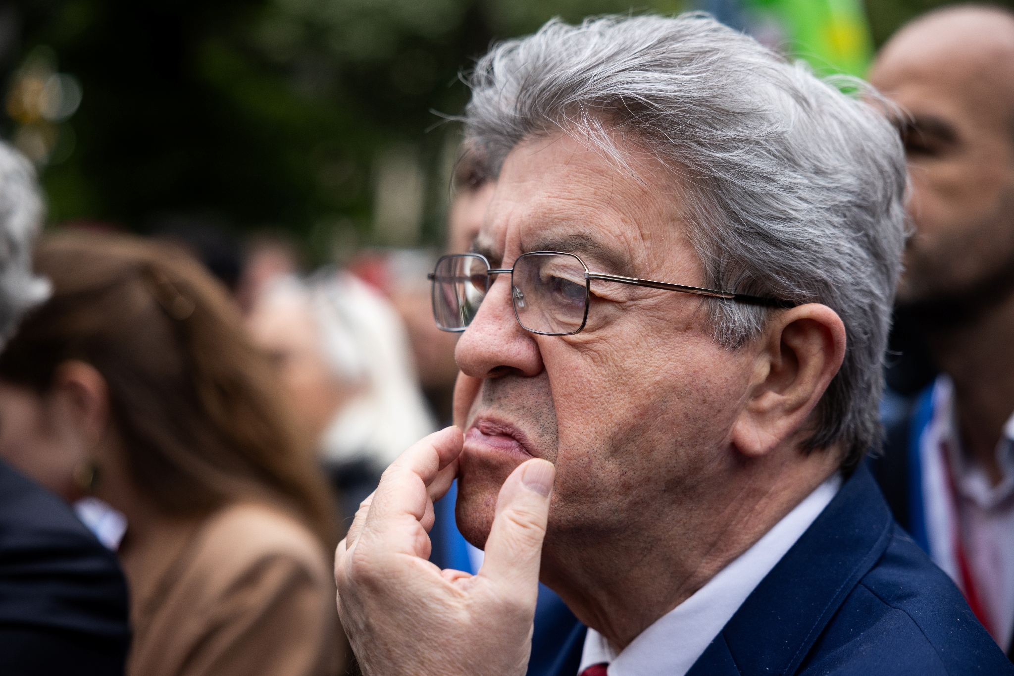 Les Complices du Mal : Un Réfugié Syrien Accuse l’Extrême-Gauche de Trahir la France