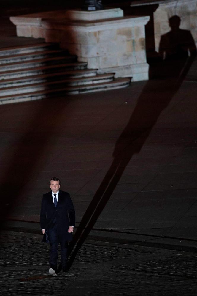 Macron vit sa meilleure vie pendant que la France sombre !