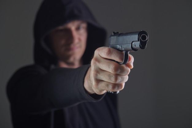 Les Violences à domicile : Un homme menacé d’un pistolet et frappé par des cambrioleurs